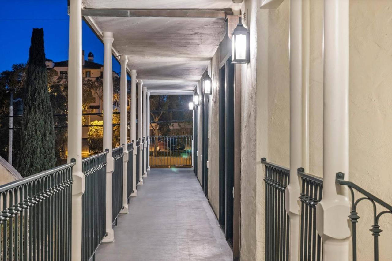 Casa Jardin - Boutique Suites In Downtown サンタバーバラ エクステリア 写真